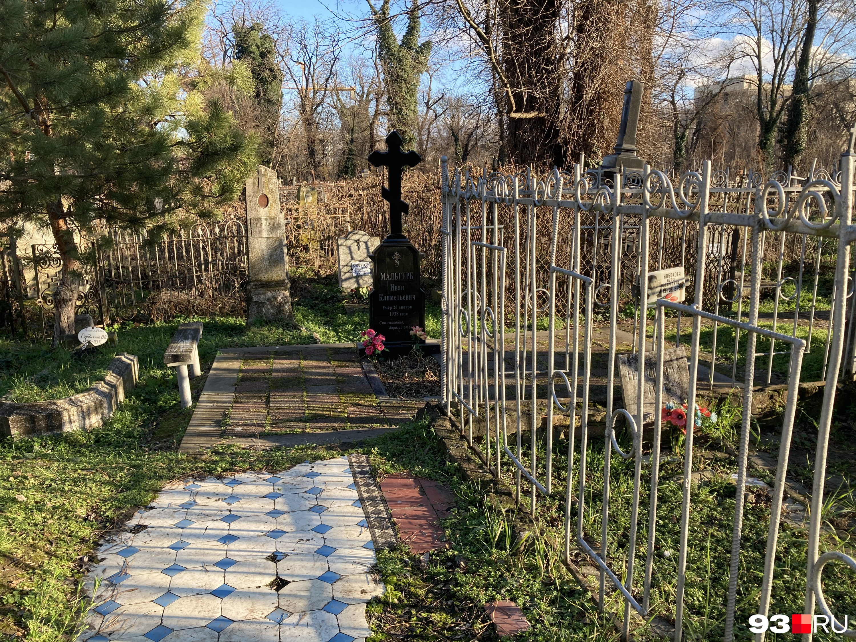 Так выглядит могила знаменитого архитектора Ивана Мальгерба, построившего Екатерининский кафедральный собор