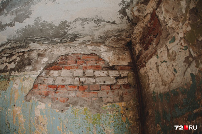 Обвалившиеся стены в туалетах. Фото 2018 года
