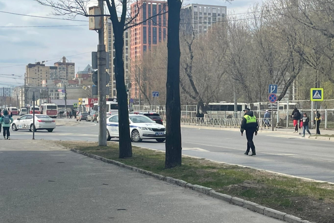 Сотрудники ГИБДД перекрыли проезд на Пушкина со стороны Центрального рынка
