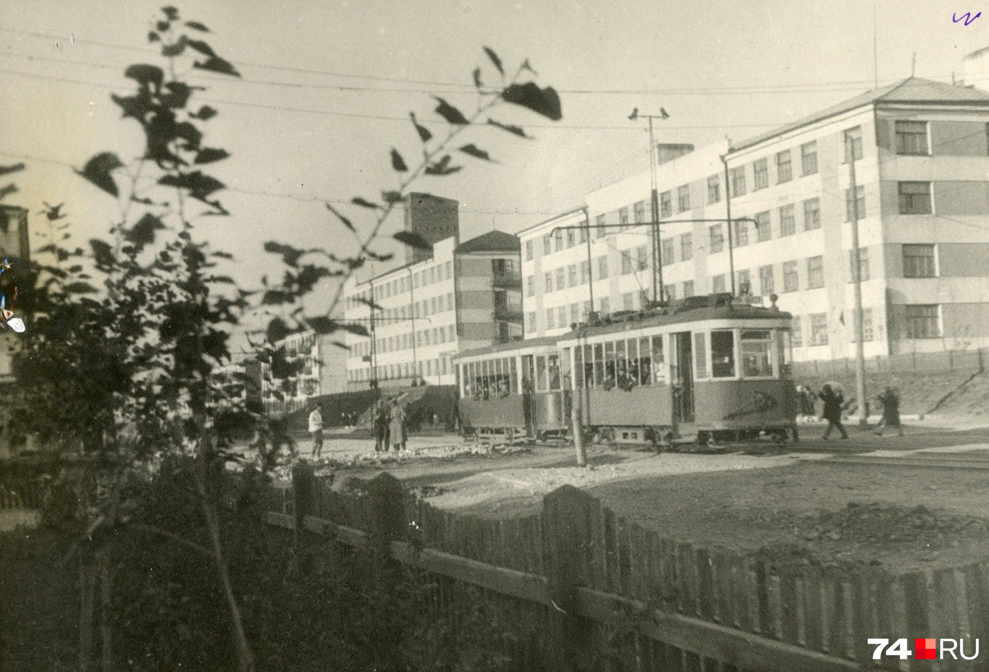Так выглядела остановка по улице Сталина (ныне — Российская) в 1936 году Так выглядела остановка по улице Сталина (ныне — Российская) в 1936 году