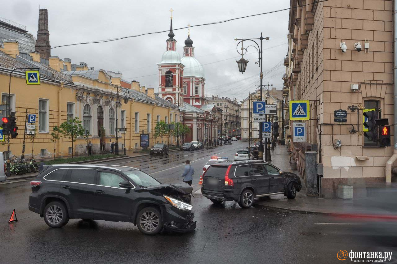 ДТП на пересечении Фонтанки и Пестеля в Петербурге, «Вольво» почти въехал в  дом - 2 июня 2022 - ФОНТАНКА.ру