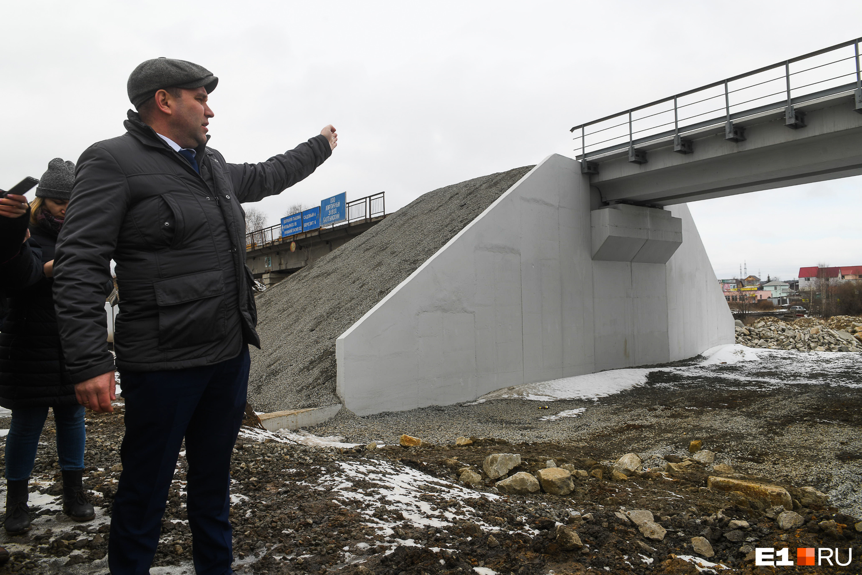Для обустройства линии пришлось перестраивать железнодорожный мост на проспекте Космонавтов