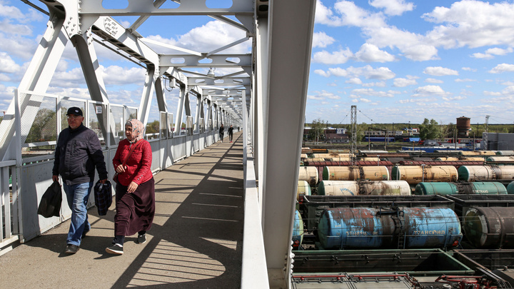 «Доски трещали от каждого шага»: в Уфе стоит один из самых длинных пешеходных мостов России, но его историю почти никто не знает
