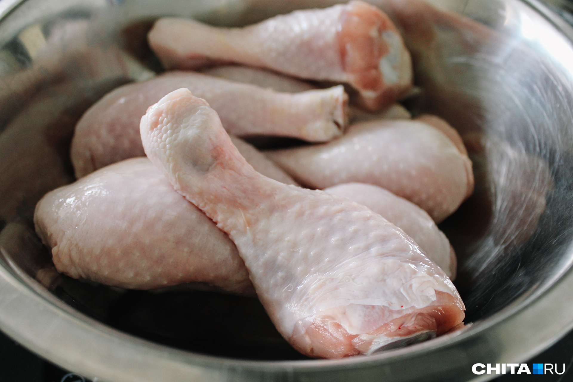 Жительница Читы жалуется за запах хлорки от курятины в супермаркете
