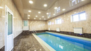 Под Новосибирском продают огромный коттедж с бассейном и окнами в два этажа — 10 фото из дома за 50 миллионов