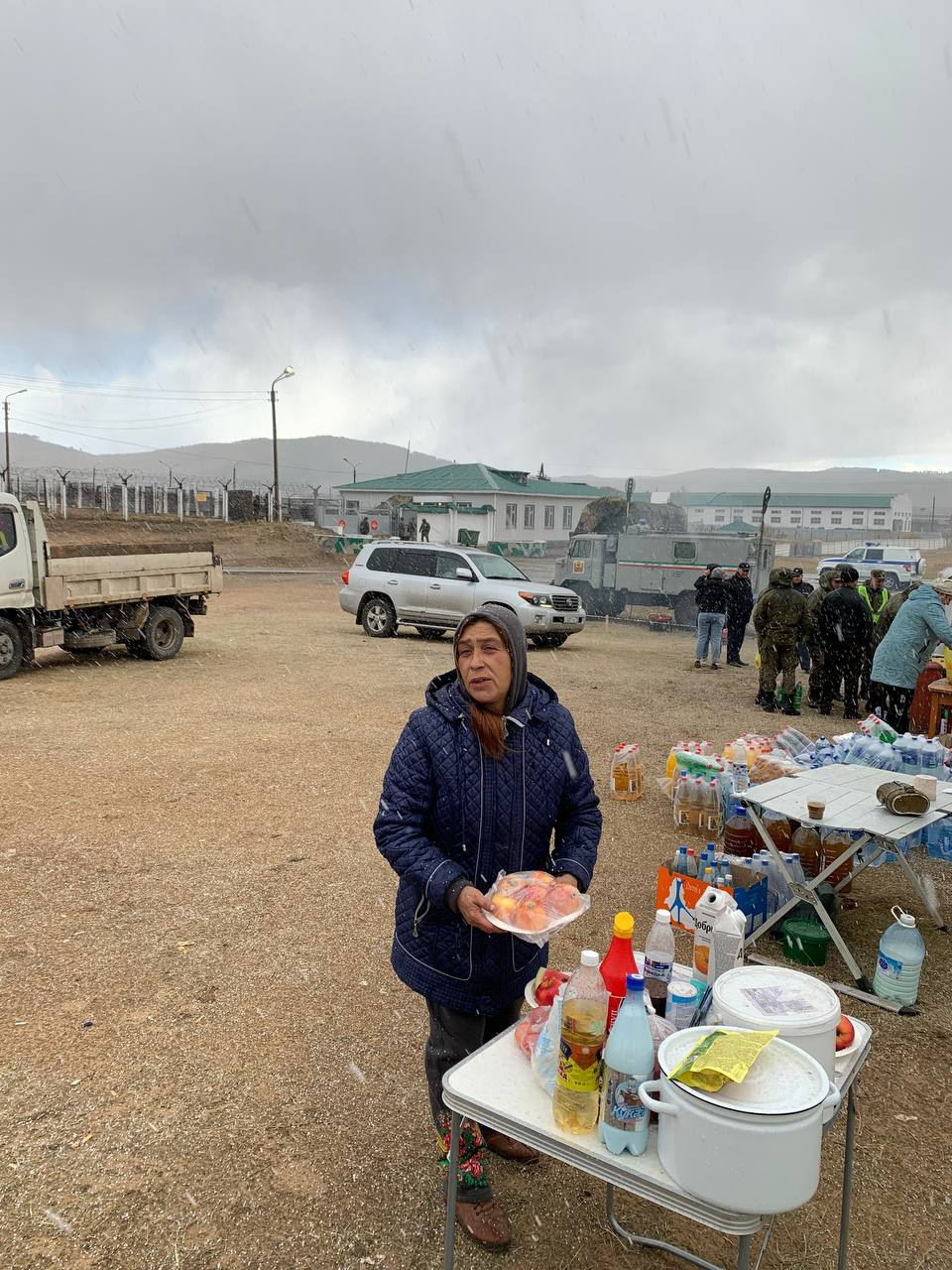 Лариса собирает еду, чтобы унести в палатки, где едят мужчины, ждущие отправку домой