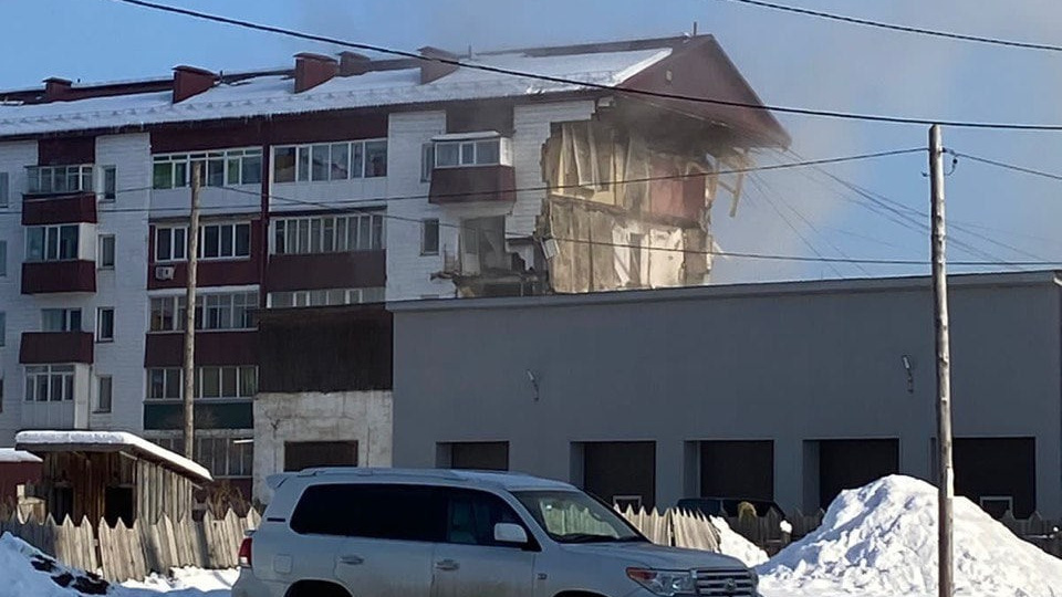 На Сахалине в пятиэтажке взорвался газ. Часть дома обрушилась, есть погибшие