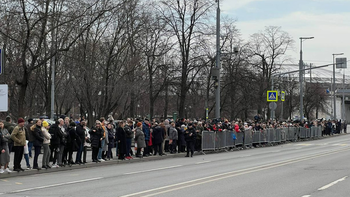 Новодевичье кладбище закрыли. За оградой стоят толпы россиян