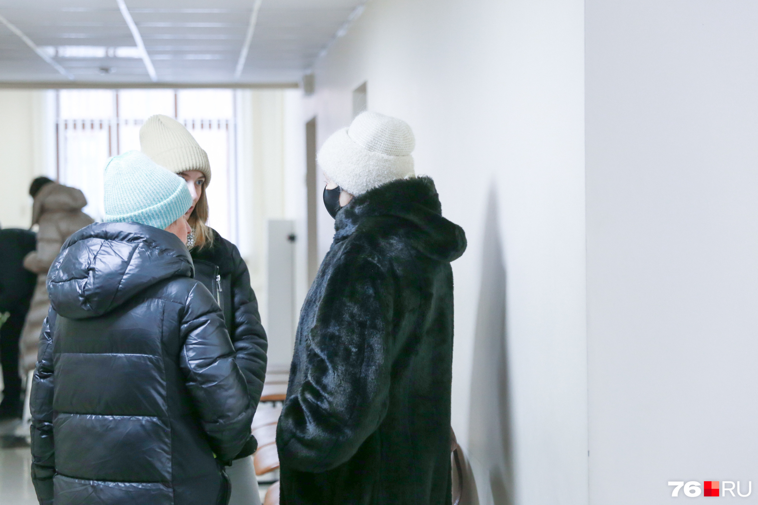 Родственники старались спасти друг друга от вопросов журналистов Родственники старались спасти друг друга от вопросов журналистов