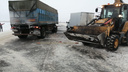 В Самарской области снегоуборочную машину отбросило на пешехода