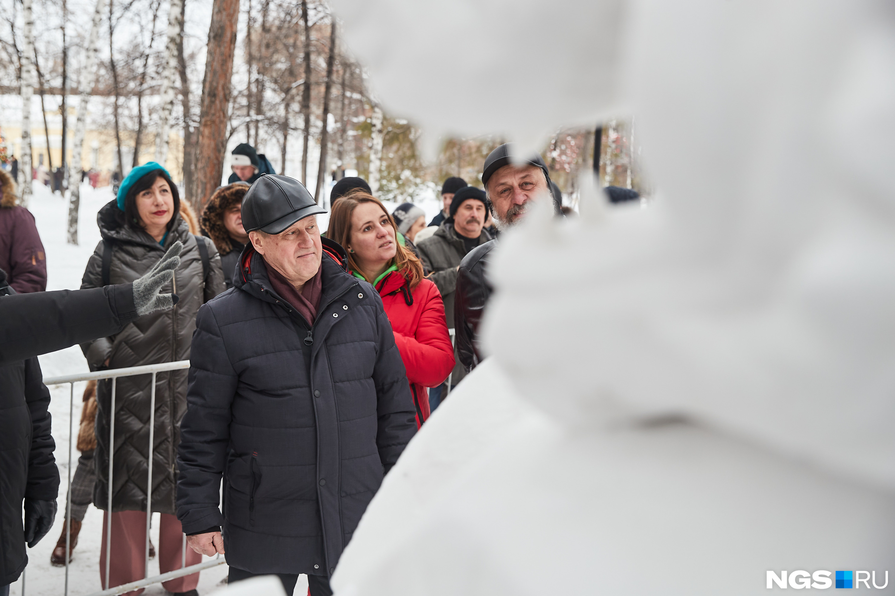 Мэр осмотрел Обскую тропу: как прошел конкурс снежных скульптур в Новосибирске — 10 кадров из парка