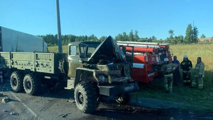 На трассе М-5 в Челябинской области столкнулись две фуры и военный автомобиль. Есть раненые