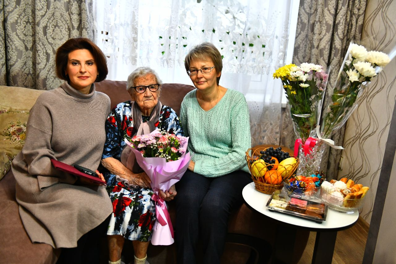 Глава Дзержинского района Екатерина Мусинова, Клавдия Гадючкина и её внучка 