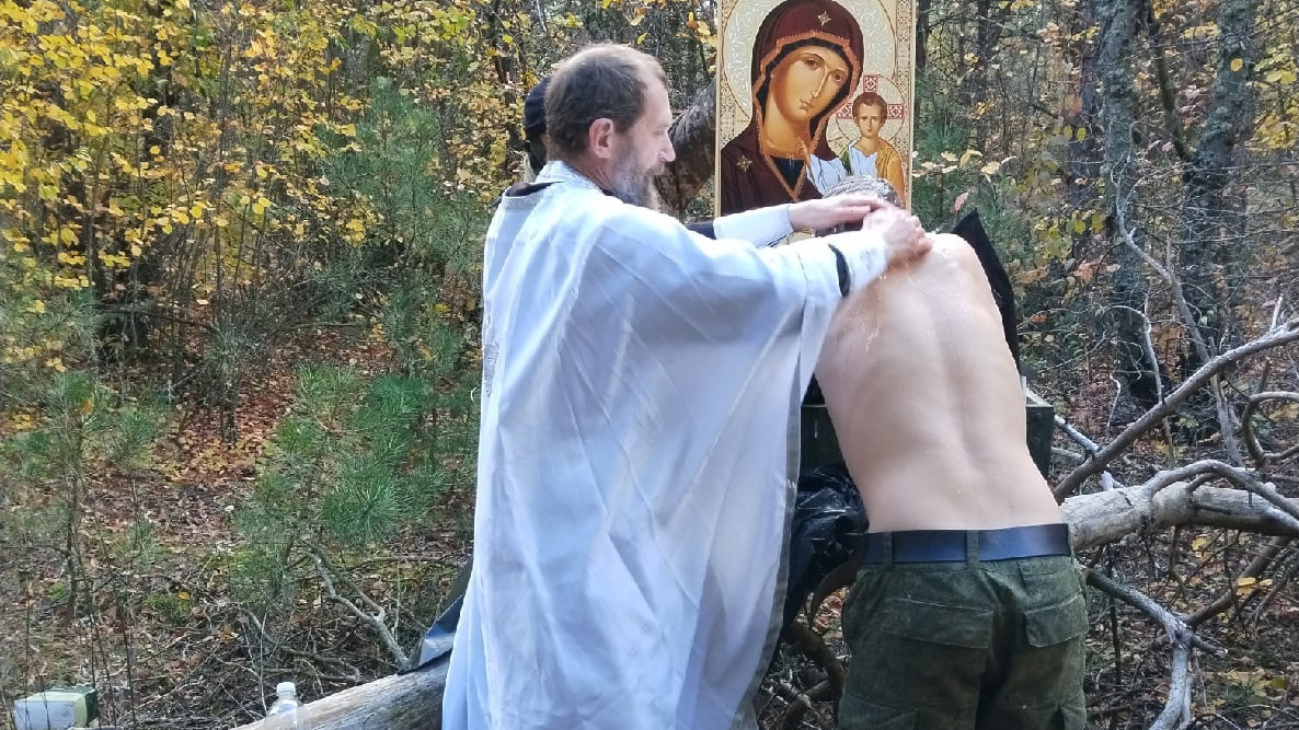 Протоиерей в зоне СВО покрестил солдата в полиэтиленовом пакете для груза 200