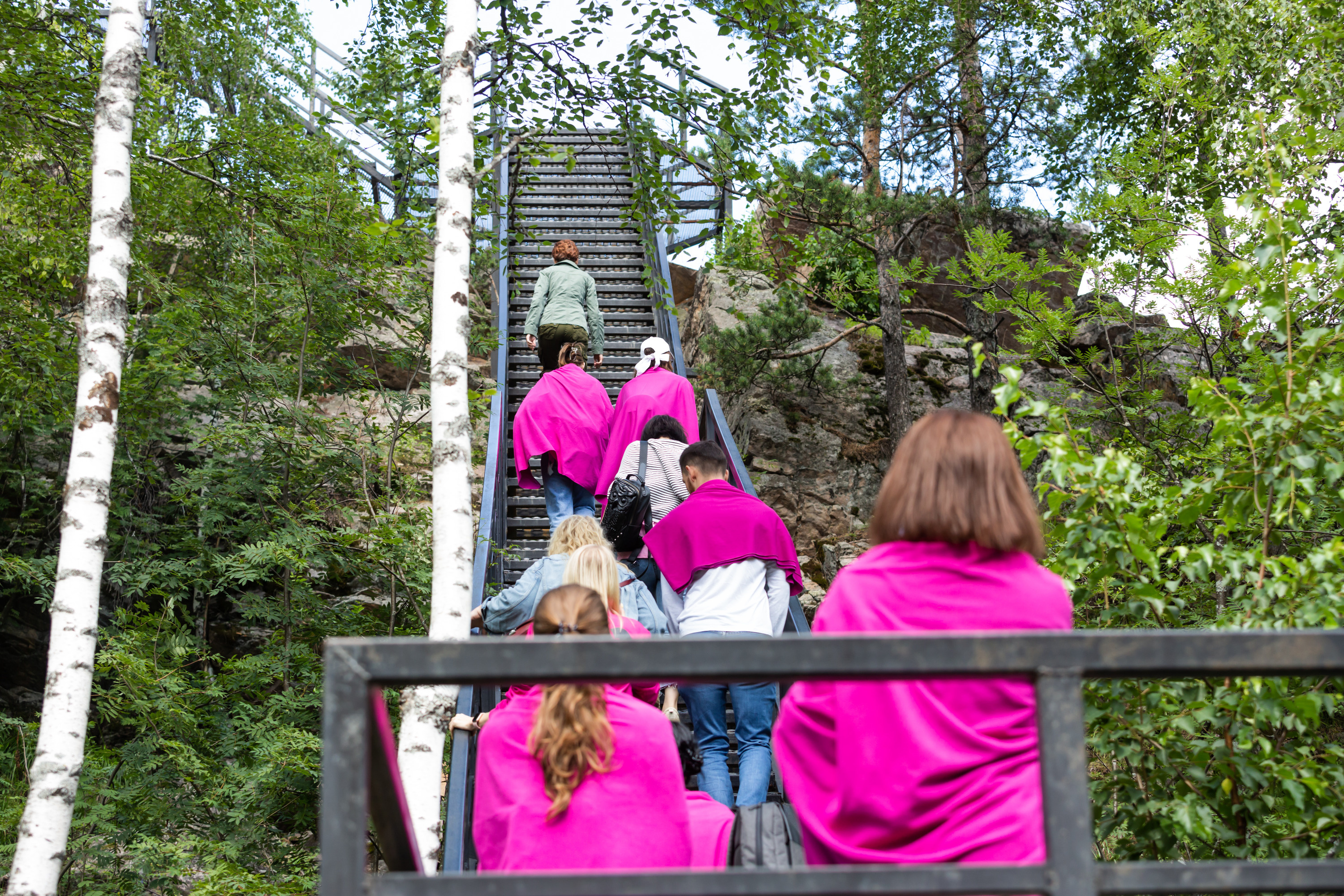 В самом начале маршрута туристов ждет бонус — широкая металлическая лестница из 82 ступеней. Это подъем на смотровую площадку