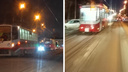 На Сибиряков-Гвардейцев в обе стороны встали трамваи — автомобиль попытался развернуться на рельсах