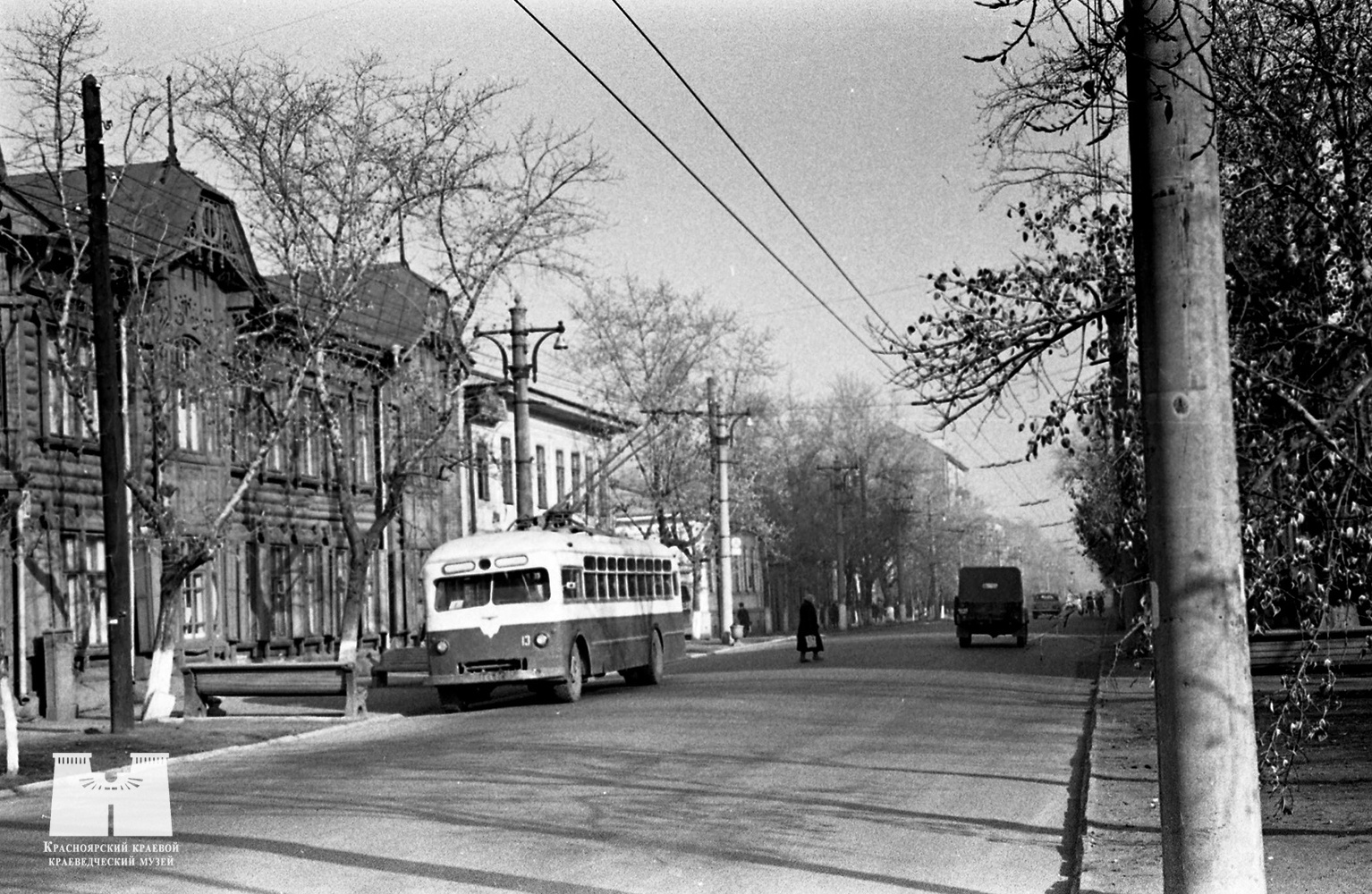 Троллейбус на проспекте Мира между улицами Парижской Коммуны и 9 Января. 1968 год