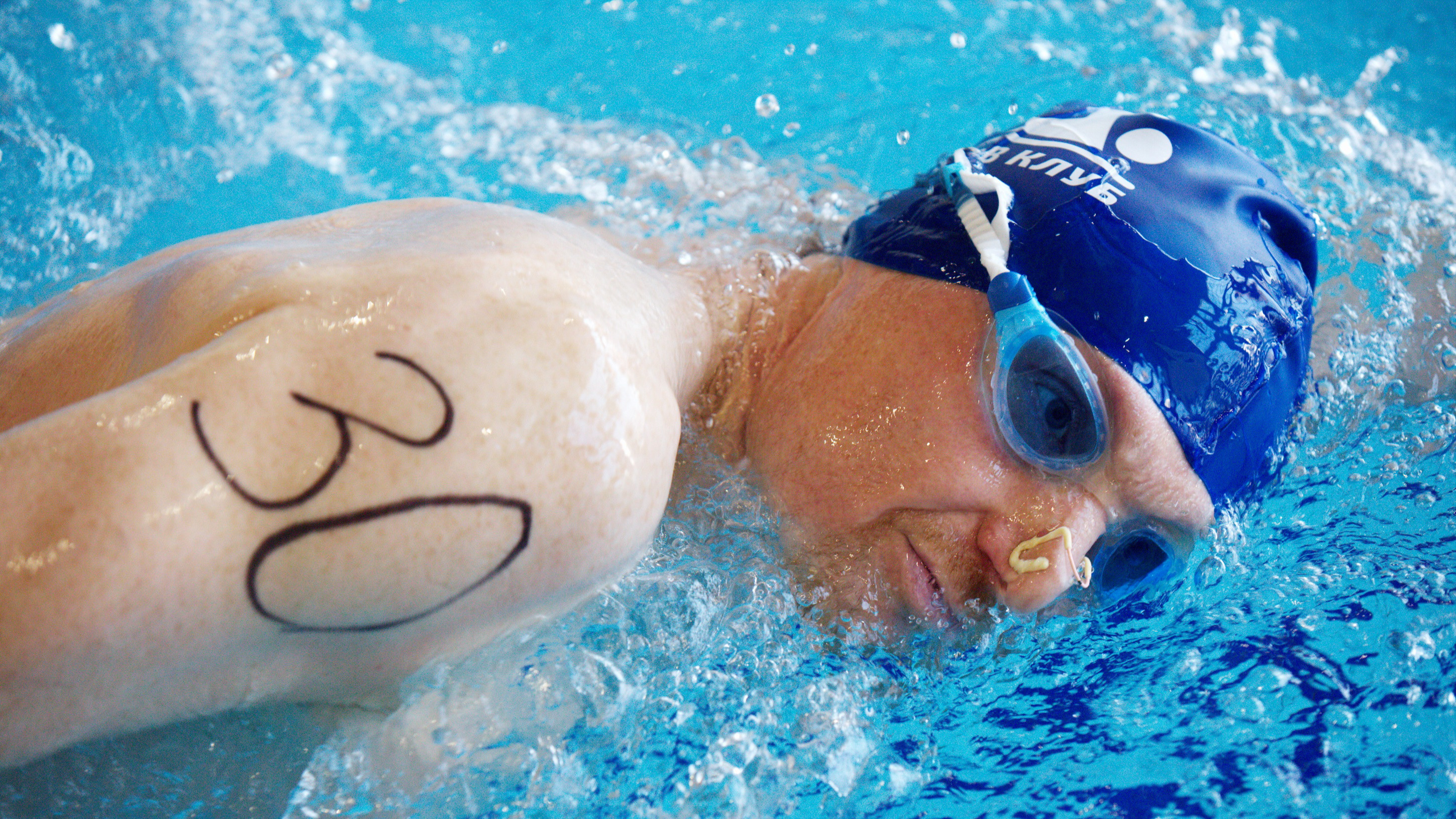 «Самый большой страх — уснуть в бассейне». Екатеринбуржец провел сутки в воде, чтобы побить рекорд России