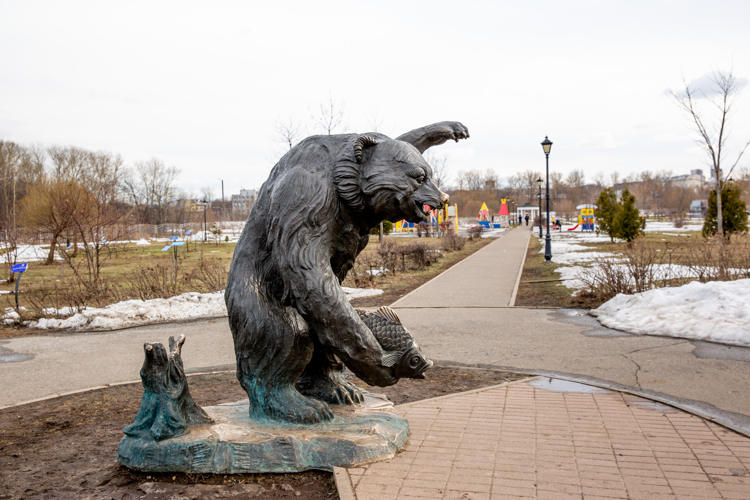 Почему медведь ярославль. Парк тысячелетия Ярославль медведь. Скульптура медведя в Ярославле. Символ Ярославля медведь. Медведь в парке тысячелетия Ярославль.