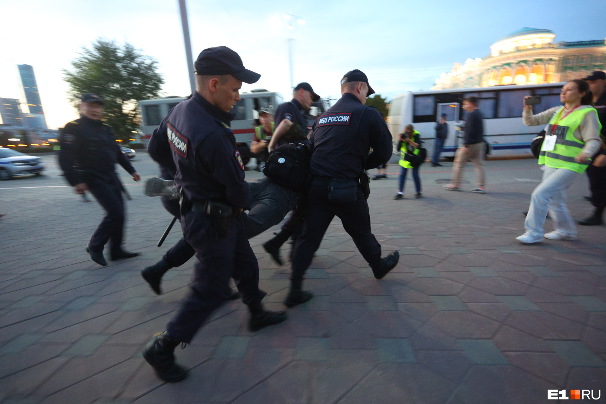 Арестованным на митингах в Екатеринбурге вручили повестки прямо в спецприемниках