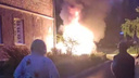 Седан сгорел во дворе на Учительской — пожар со взрывами попал на видео