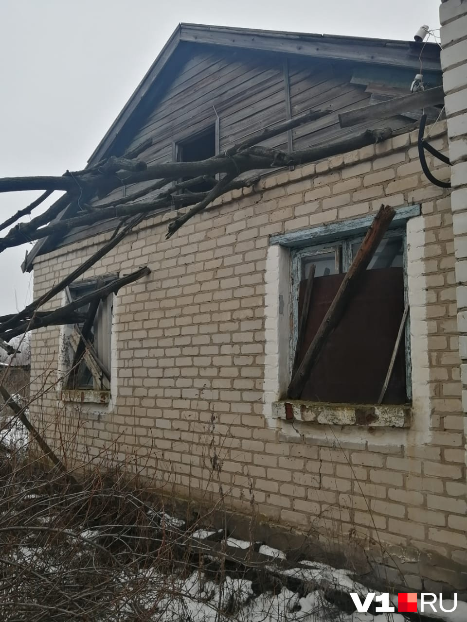 Чиновники считают полуразваленный и заброшенный 19 лет назад дом жилым Чиновники считают полуразваленный и заброшенный 19 лет назад дом жилым