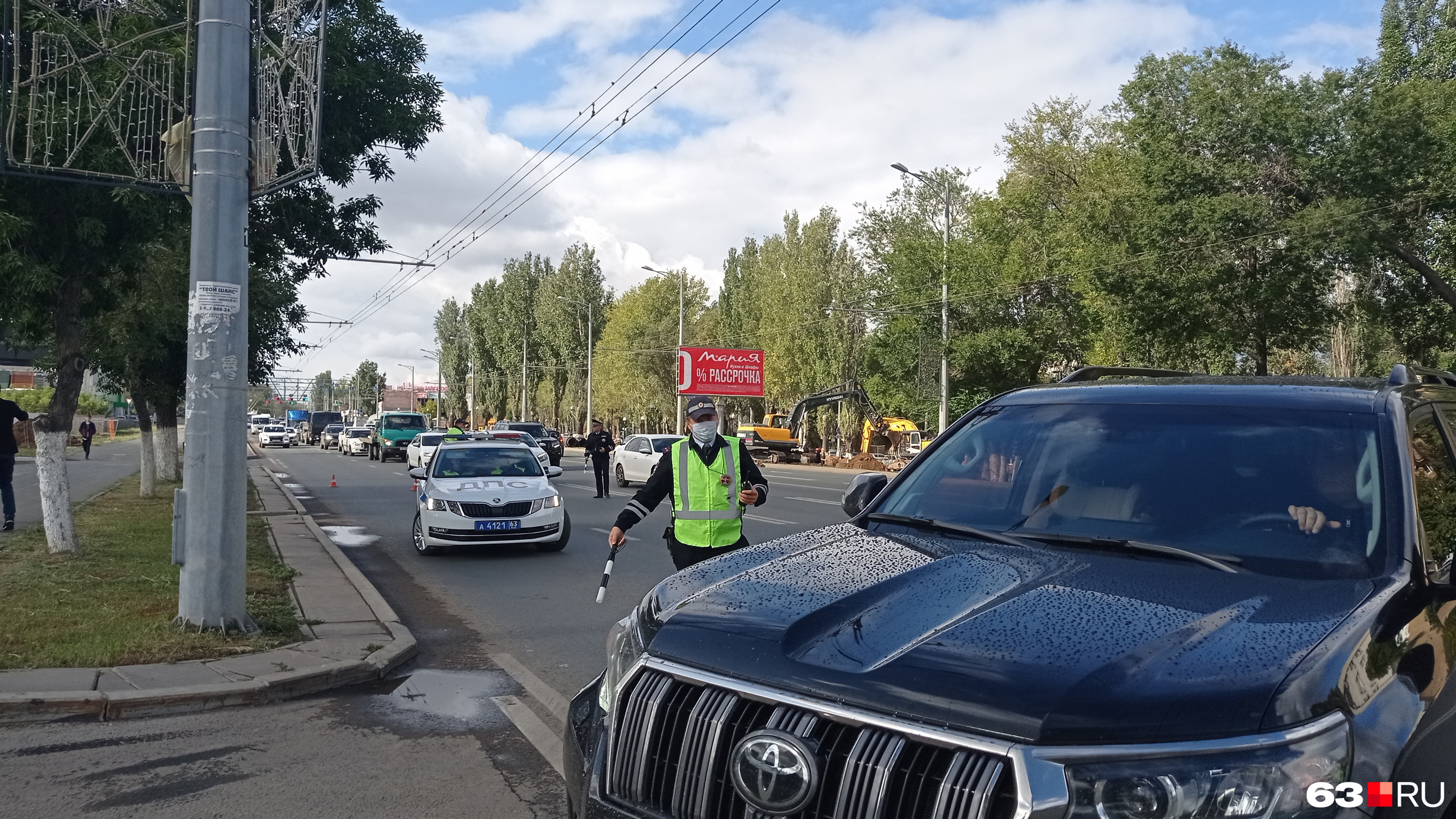 Водителей просили заехать на парковку магазина, чтобы не мешать движению на Московском шоссе