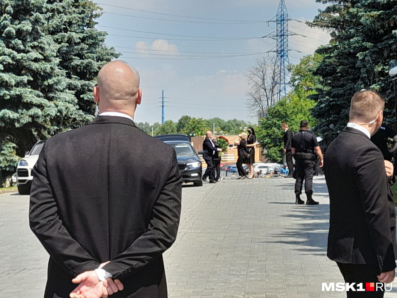 На кладбище съехались знаменитости — например, Игорь Крутой (на фото выходит с букетом из машины)