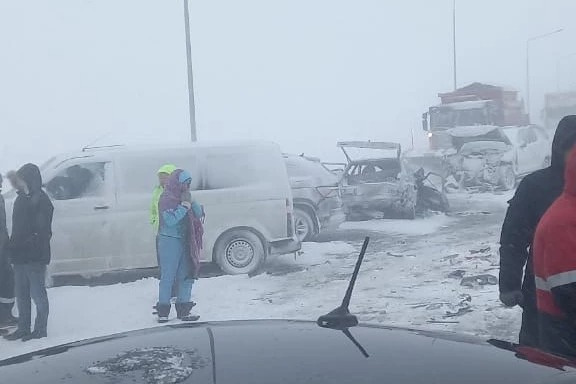 В Башкирии сегодня произошло жесткое ДТП с участием более двух десятков машин, дороги переметены