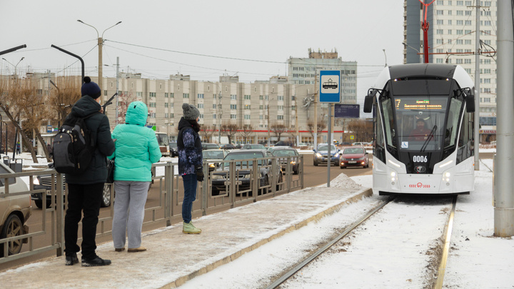 «Специально приехали с левого берега»: смотрим, как красноярцы катались в трамваях за 50 млн рублей