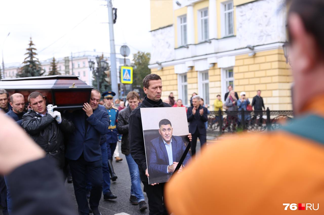 Впереди несут портрет Сергея Витауто Пускепалиса Впереди несут портрет Сергея Витауто Пускепалиса