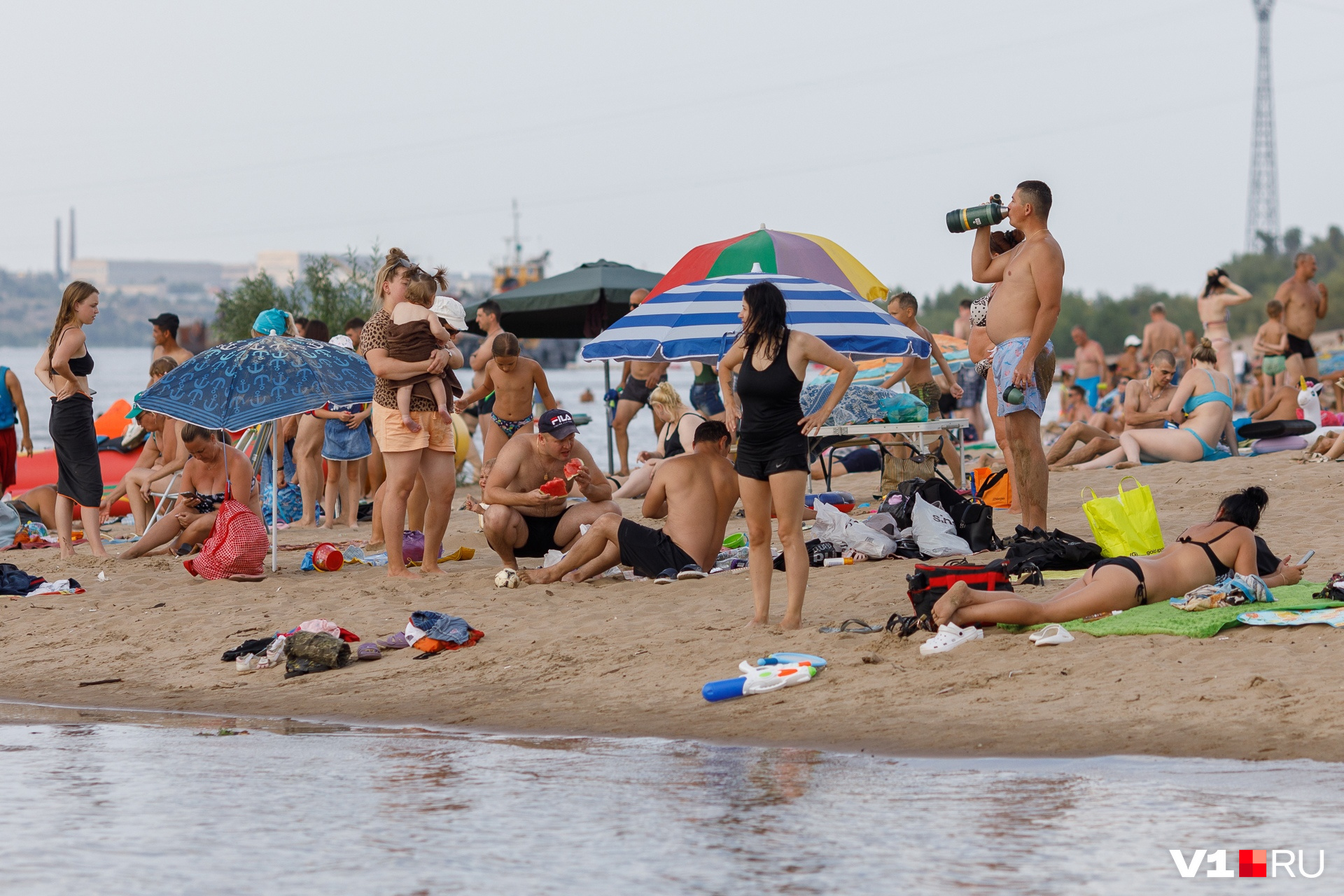 Платный пляж волгоград. Пляжи Волгограда. Волгоград пляжи для купания. Жара пляж. Пляж в жару.