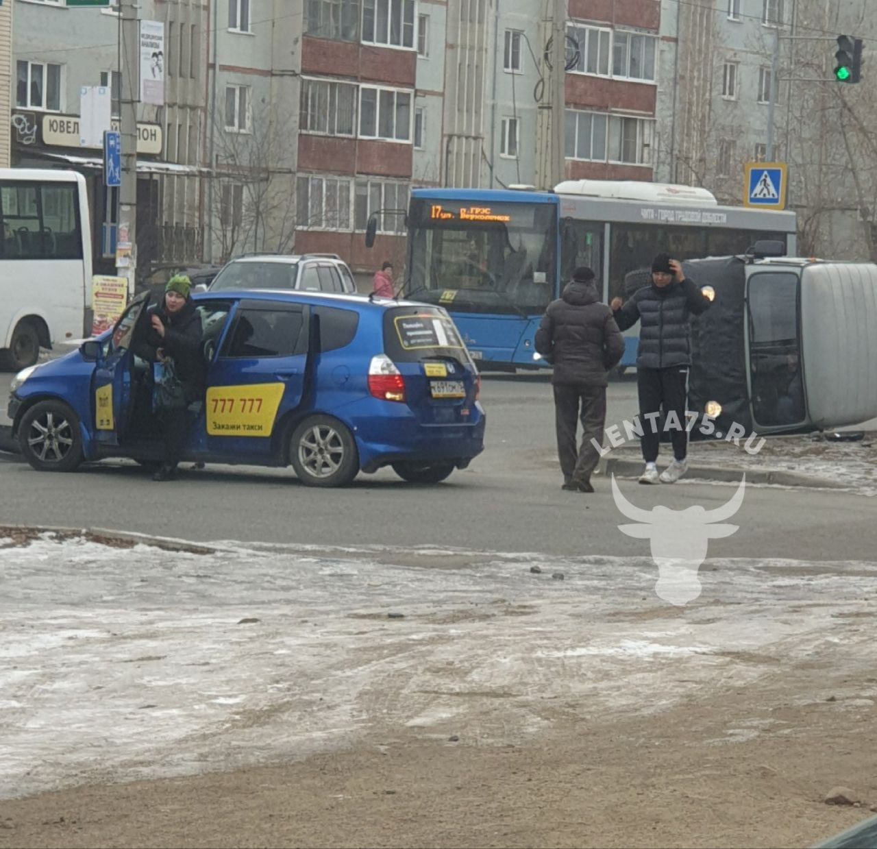 УАЗ перевернулся в Чите после столкновения с такси