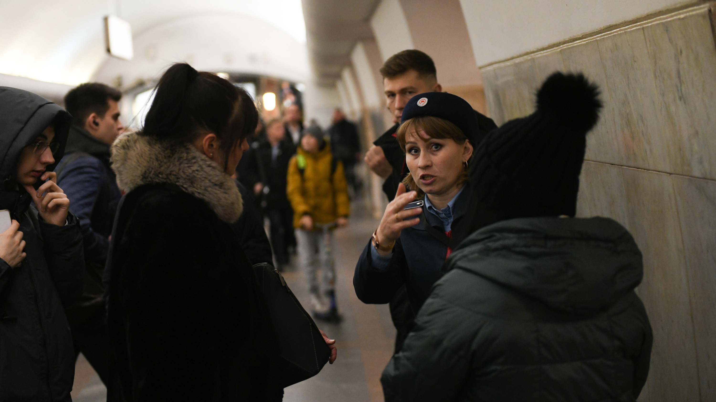 Москва сбой. Толпа в метро сегодня. Толпа людей и один человек Москва.