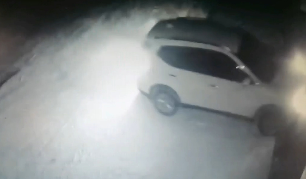 Автомобиль снес забор у жилого дома в Чите и скрылся с места аварии