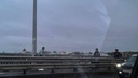 В Ярославле за ограждением Октябрьского моста заметили человека. На место приехала полиция