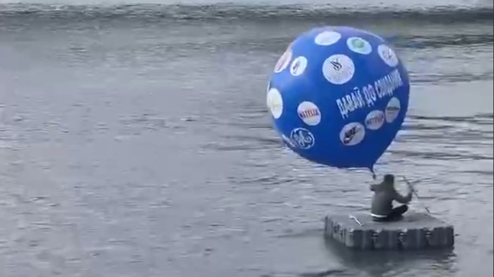 Москвич сплавился по реке на плоту с шаром с логотипами ушедших из России брендов