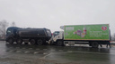 Легковушку сплющило между двумя грузовиками под Новосибирском — есть погибшие