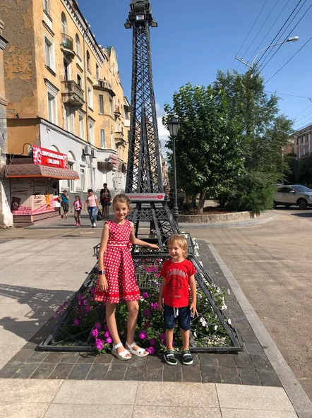 Дети Анастасии Логиновой на улице Ленина в Чите