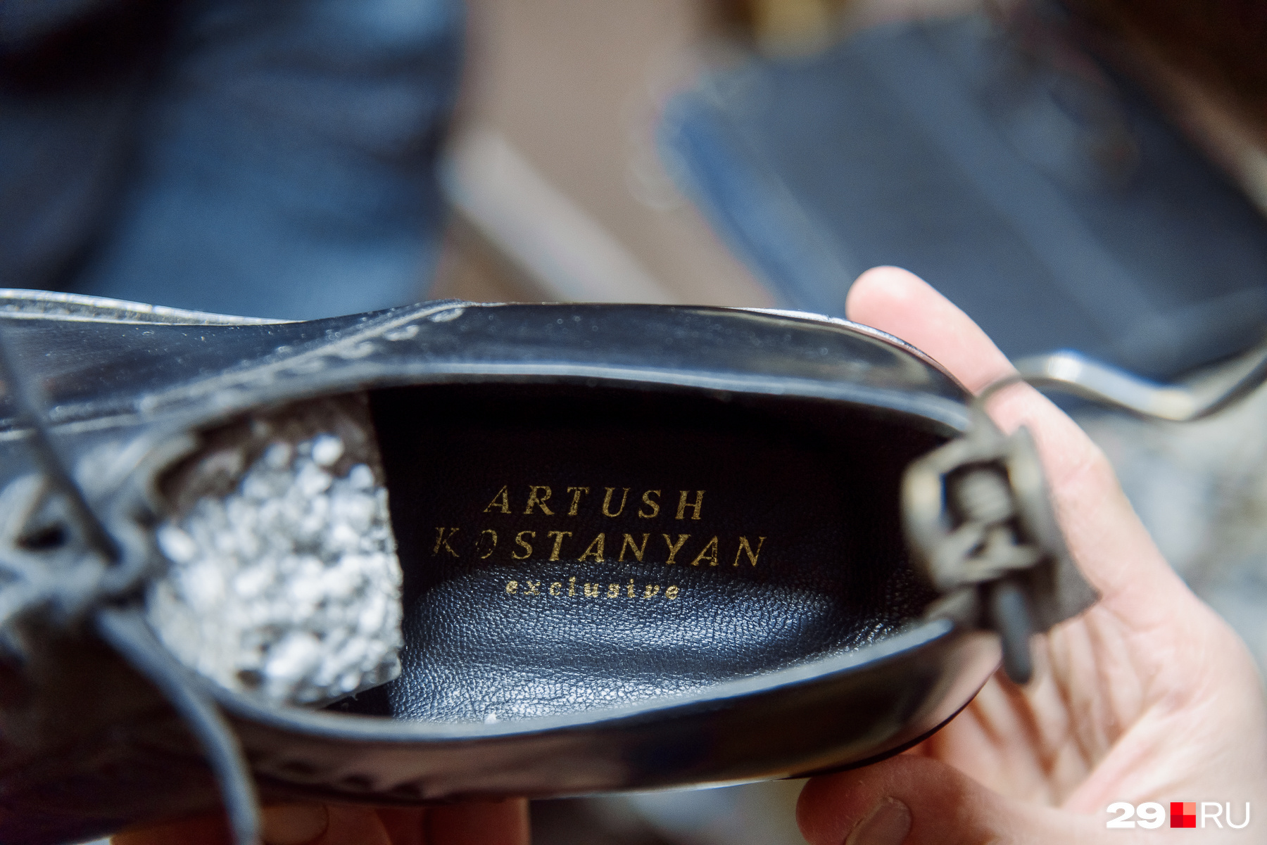 На обуви, которую лично делает Артуш Костанян, проставлено его имя