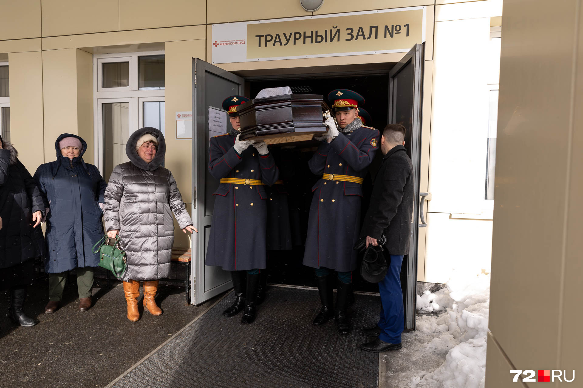 На похороны пришли десятки человек На похороны пришли десятки человек