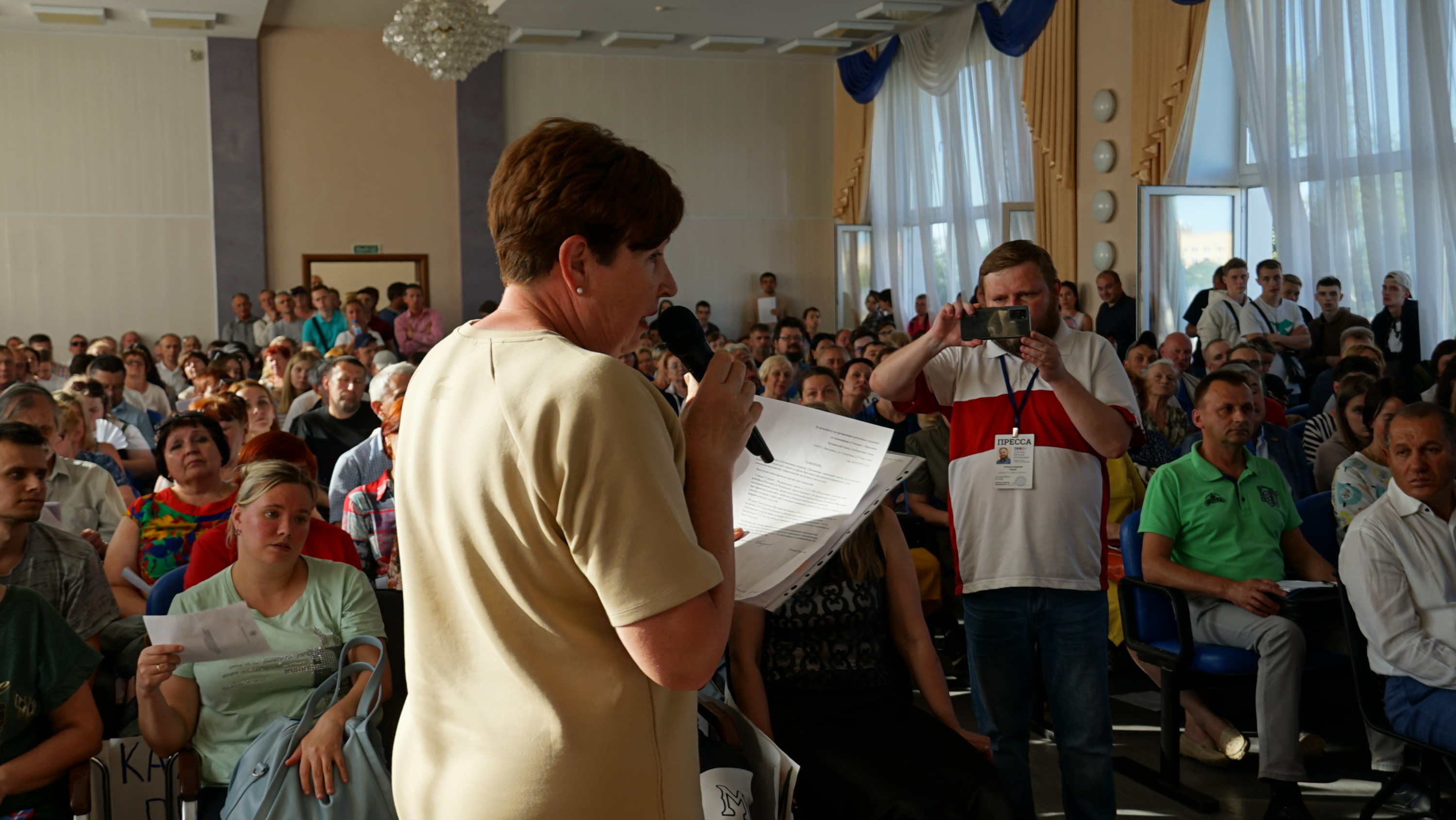 Градозащитница Елена Богданова (в первом ряду слева)