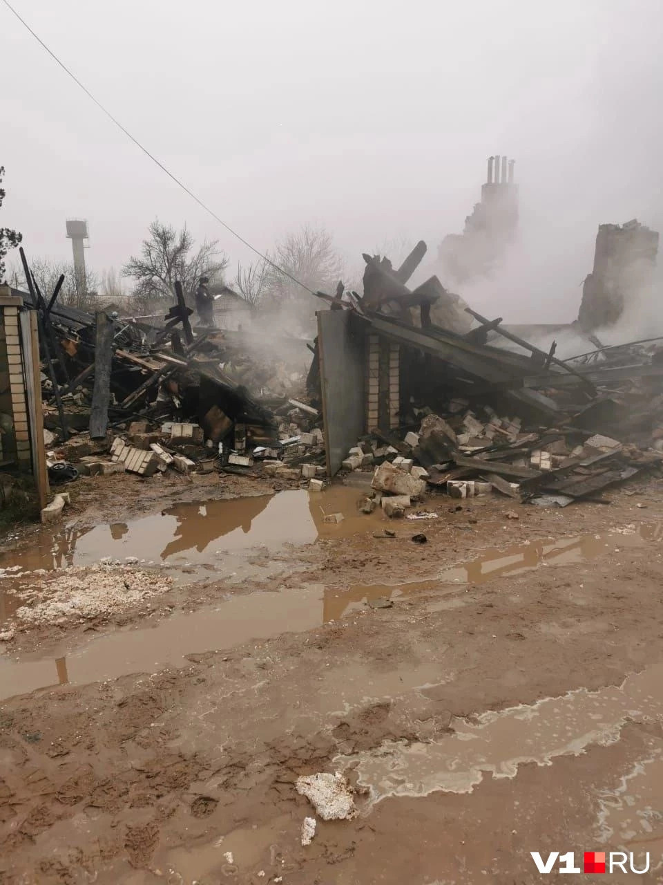 Новое ЧП из-за газа, теперь под Волгоградом — на видео взрыв и мощный пожар. Под обломками дома погибла девочка