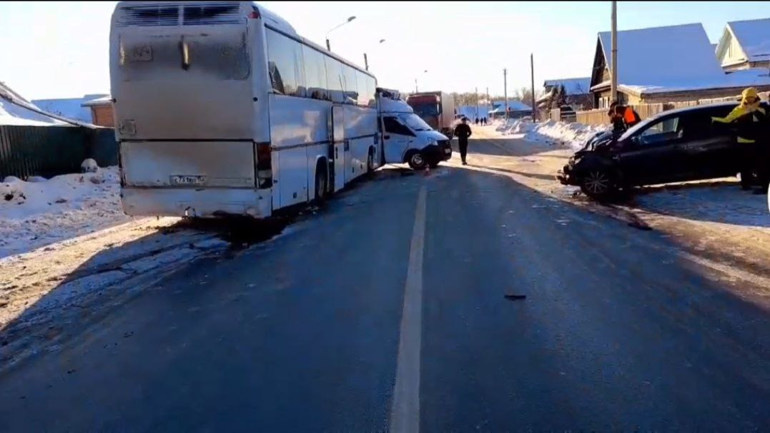 Пассажирский автобус столкнулся с двумя машинами на трассе под Бором