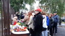 У школы <nobr class="_">№ 88</nobr> в Ижевске, где сегодня произошла стрельба, образовался стихийный мемориал. Видео