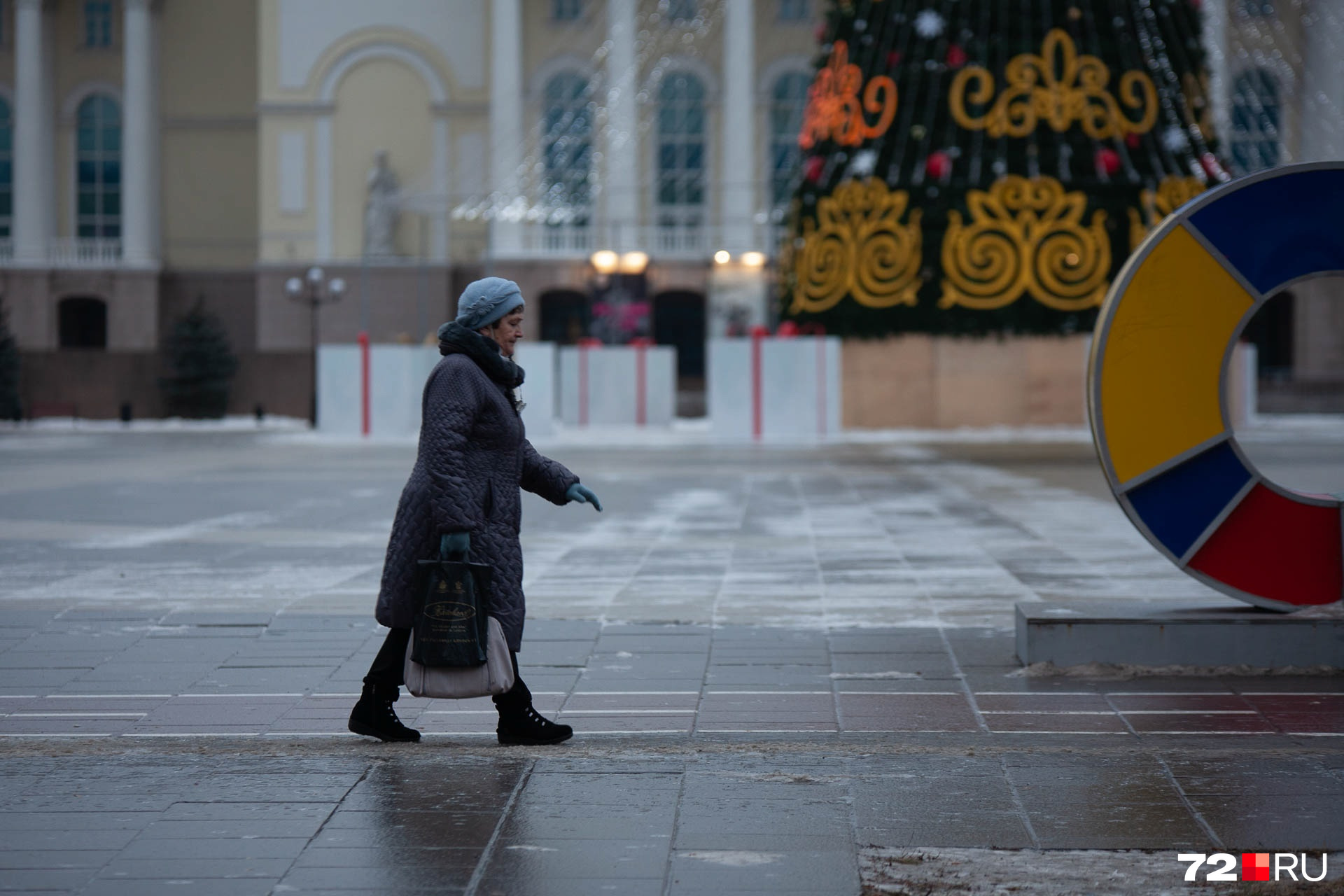 Преодолеть без последствий площадь у драмтеатра практически невозможно. Мы видели, что люди пытались скользить, как на коньках или лыжах... Преодолеть без последствий площадь у драмтеатра практически невозможно. Мы видели, что люди пытались скользить, как на коньках или лыжах...