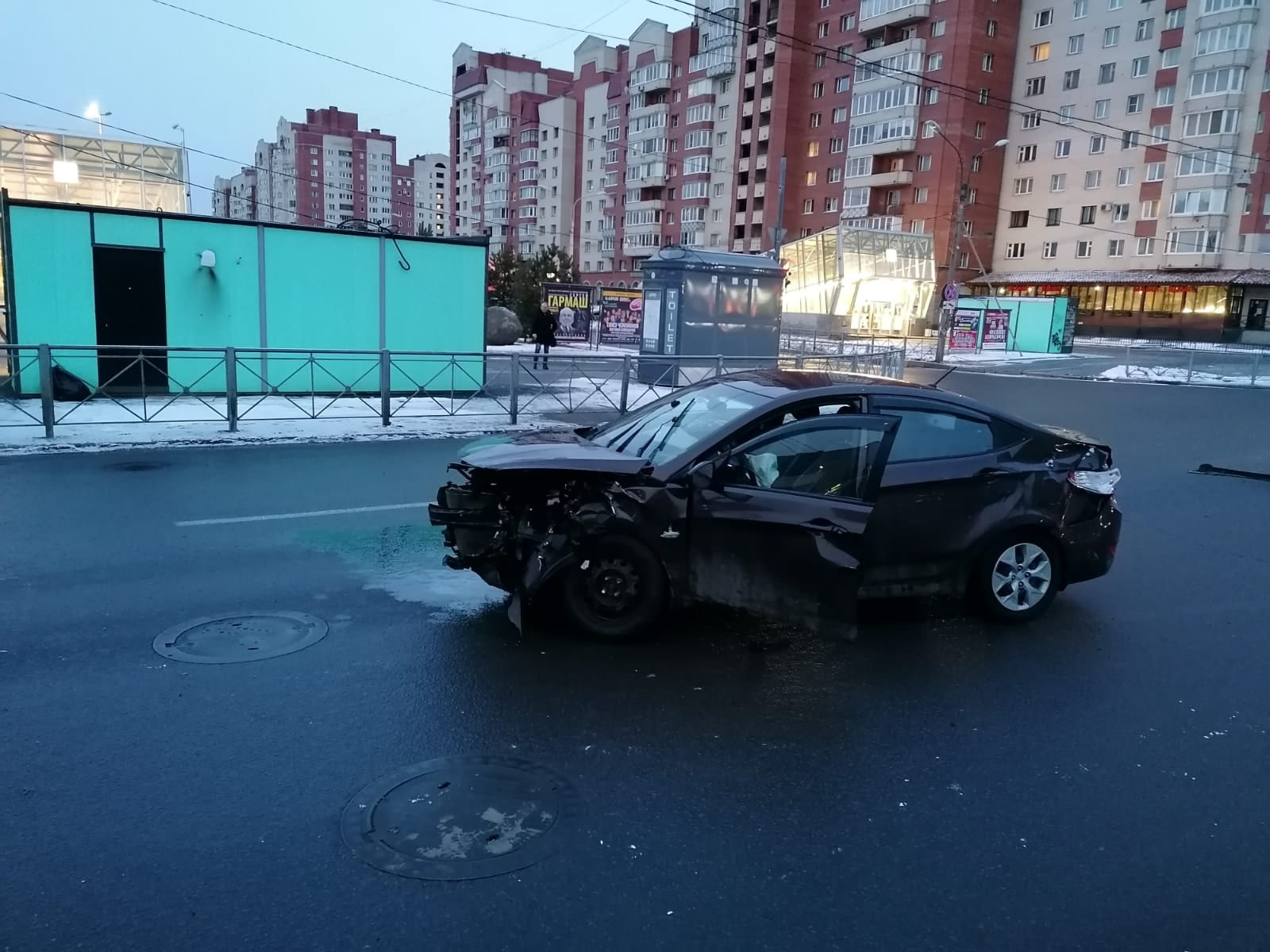 Пешеходный переход на Савушкина, где раньше машины улетали под землю, снова  подвергся атаке - 7 апреля 2022 - ФОНТАНКА.ру