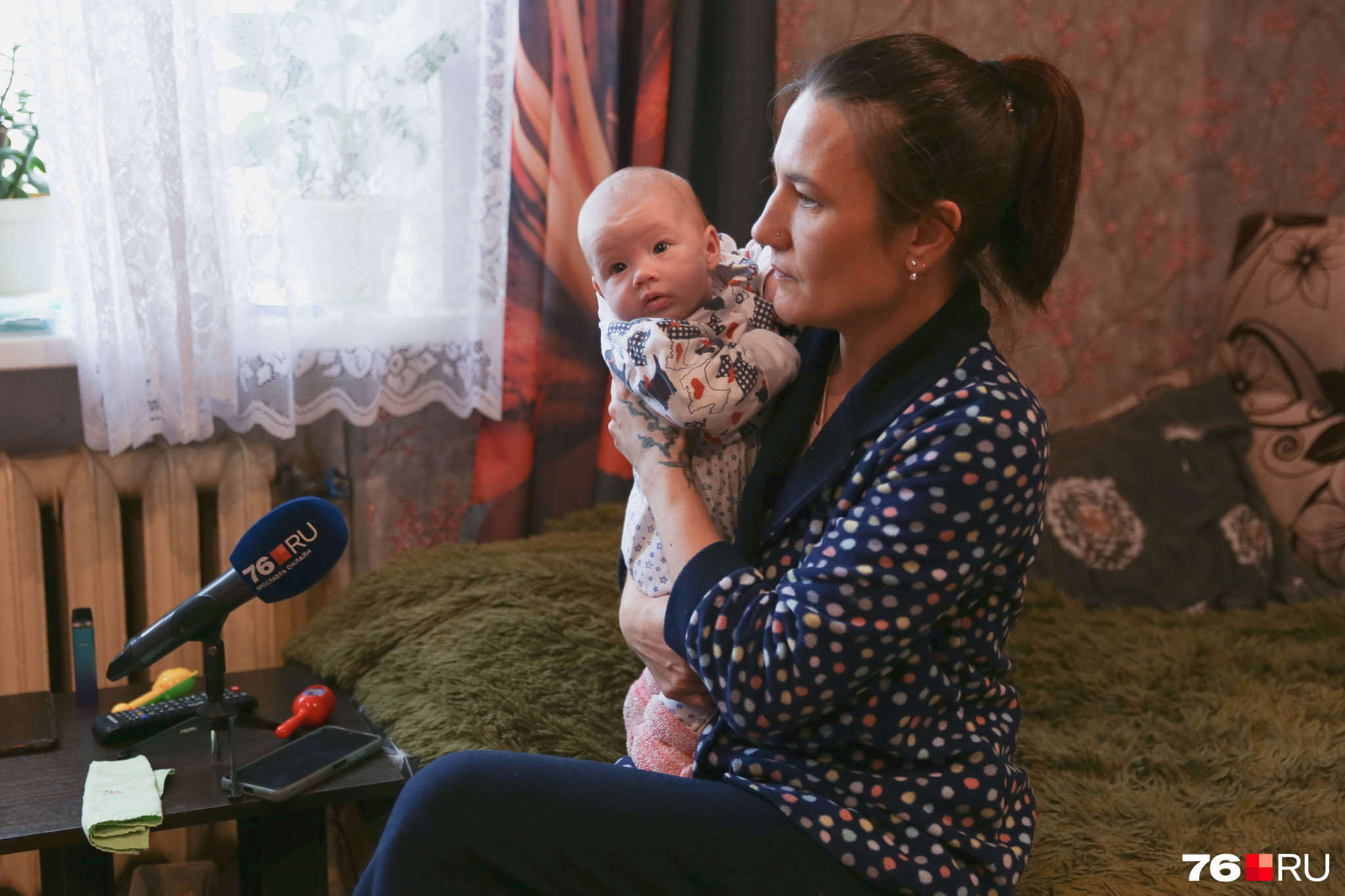 С крошки Сони не снимают теплые вещи С крошки Сони не снимают теплые вещи