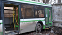 В Каменске-Шахтинском автобус с пассажирами врезался в бетонное ограждение и дерево