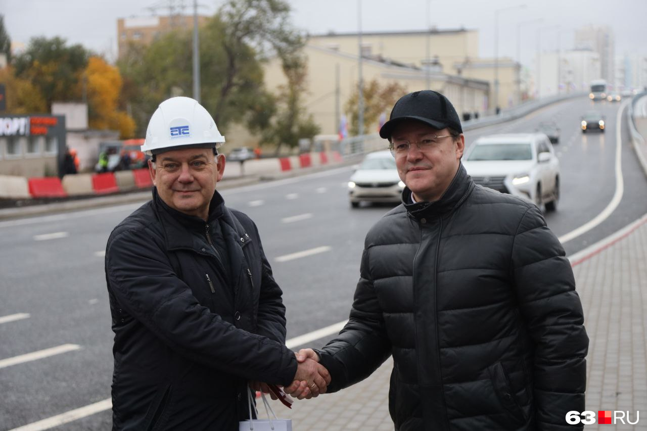 Представитель компании-подрядчика «СамараТрансСтрой» Сергей Сурков (слева) и губернатор Самарской области Дмитрий Азаров